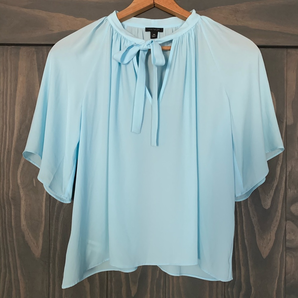 Ann Taylor Flutter Sleeve Top. XS